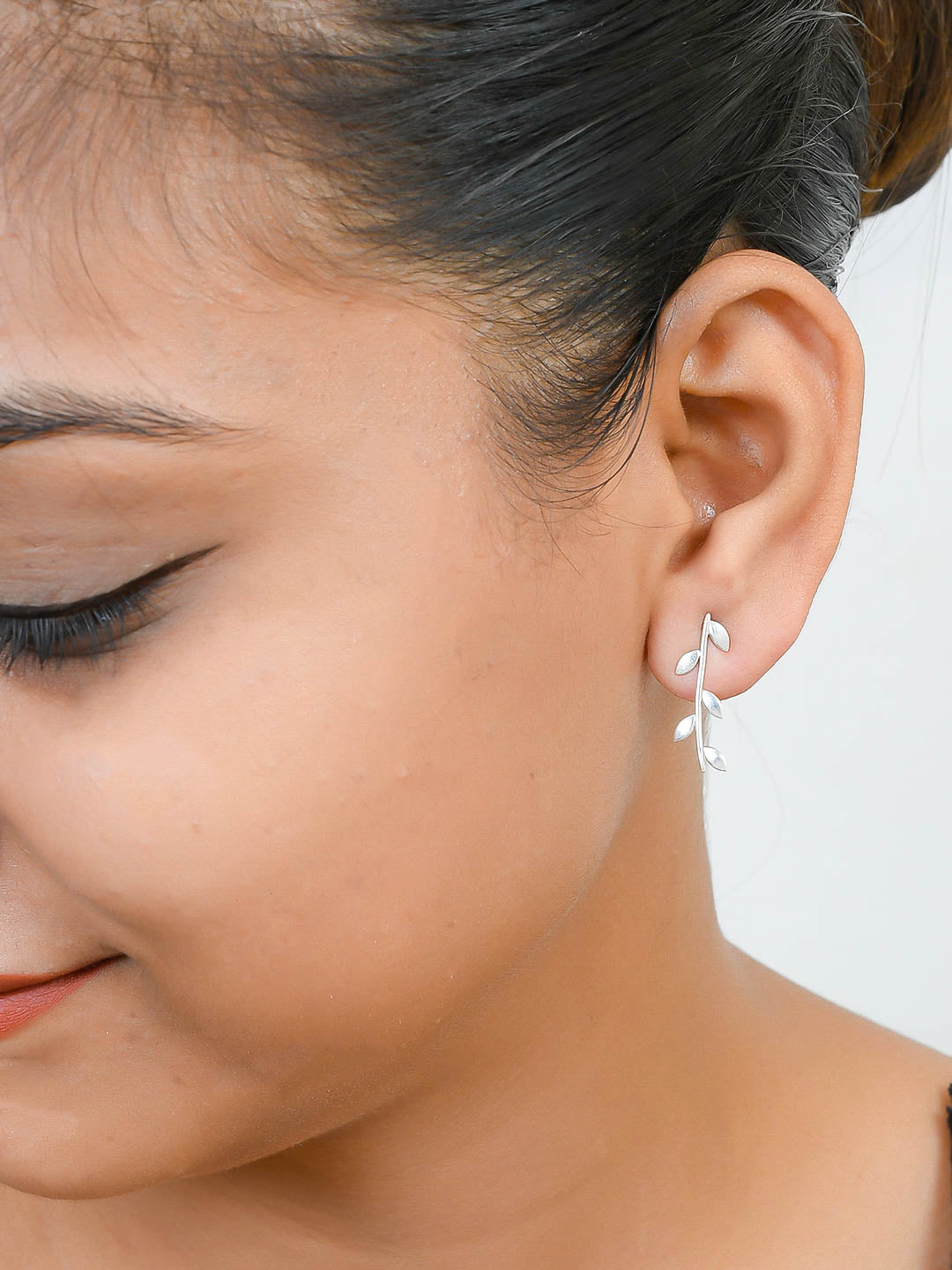 Buy quality 22 carat gold diamonds daily wear earrings RH-LE357 in Ahmedabad